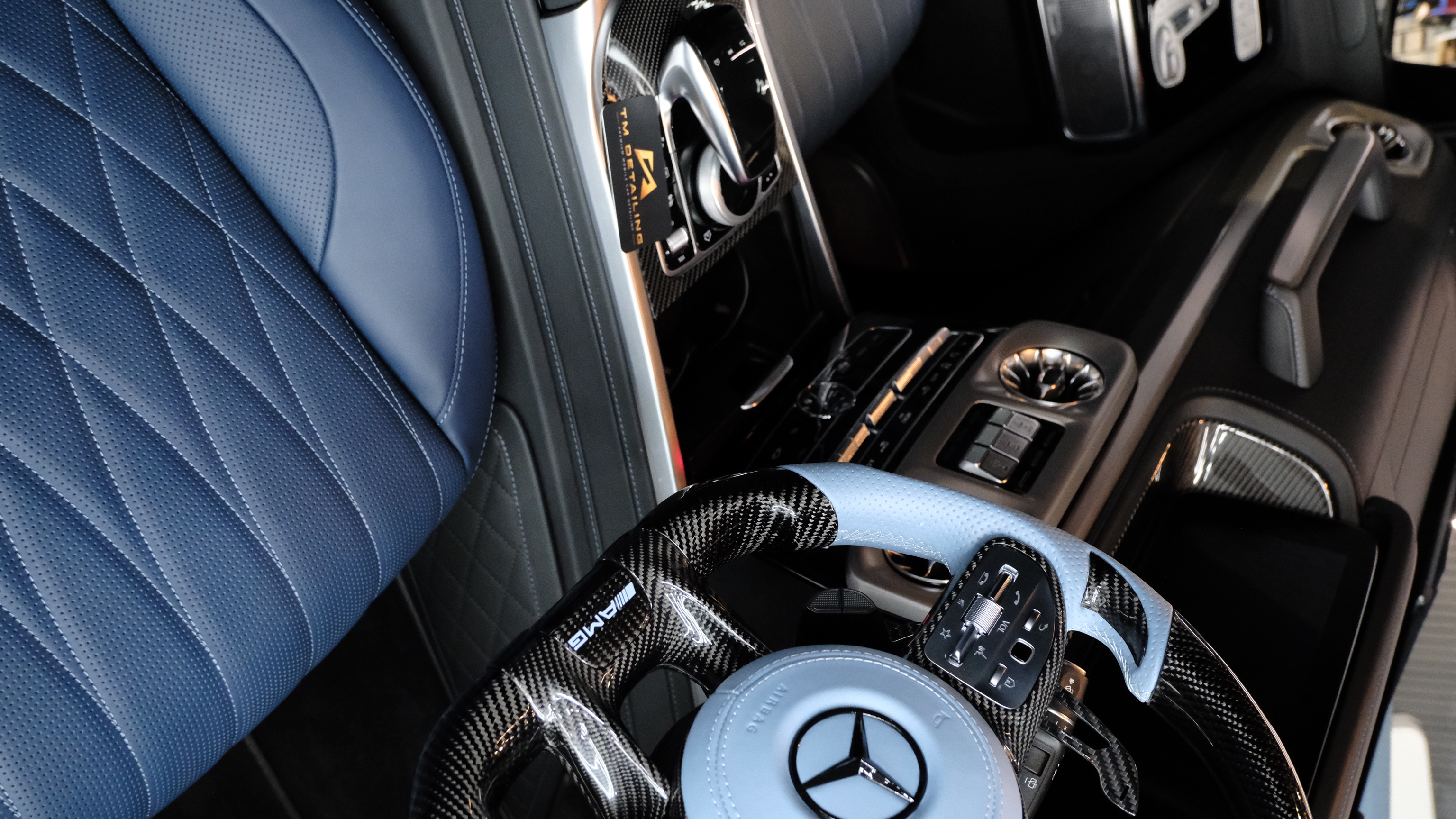 Mercedes-AMG G 63 MANUFAKTUR Edition interior with carbon fibre steering wheel