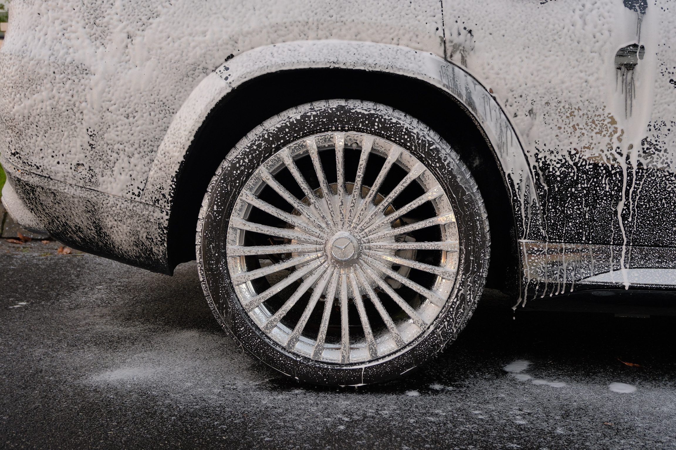 Mercedes-Maybach GLS600 forged wheel during foam wash