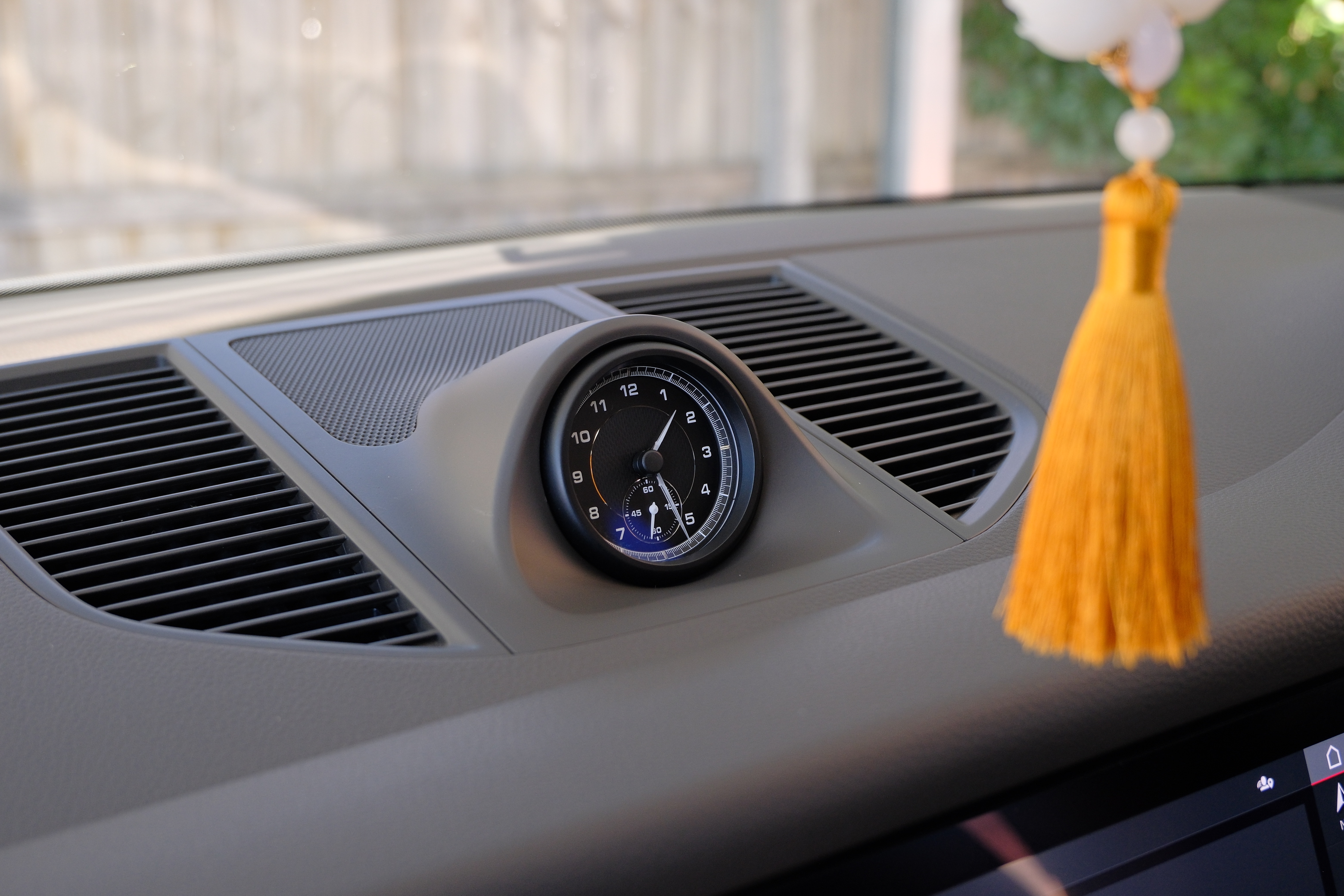 Porsche Macan S dashboard clock detail