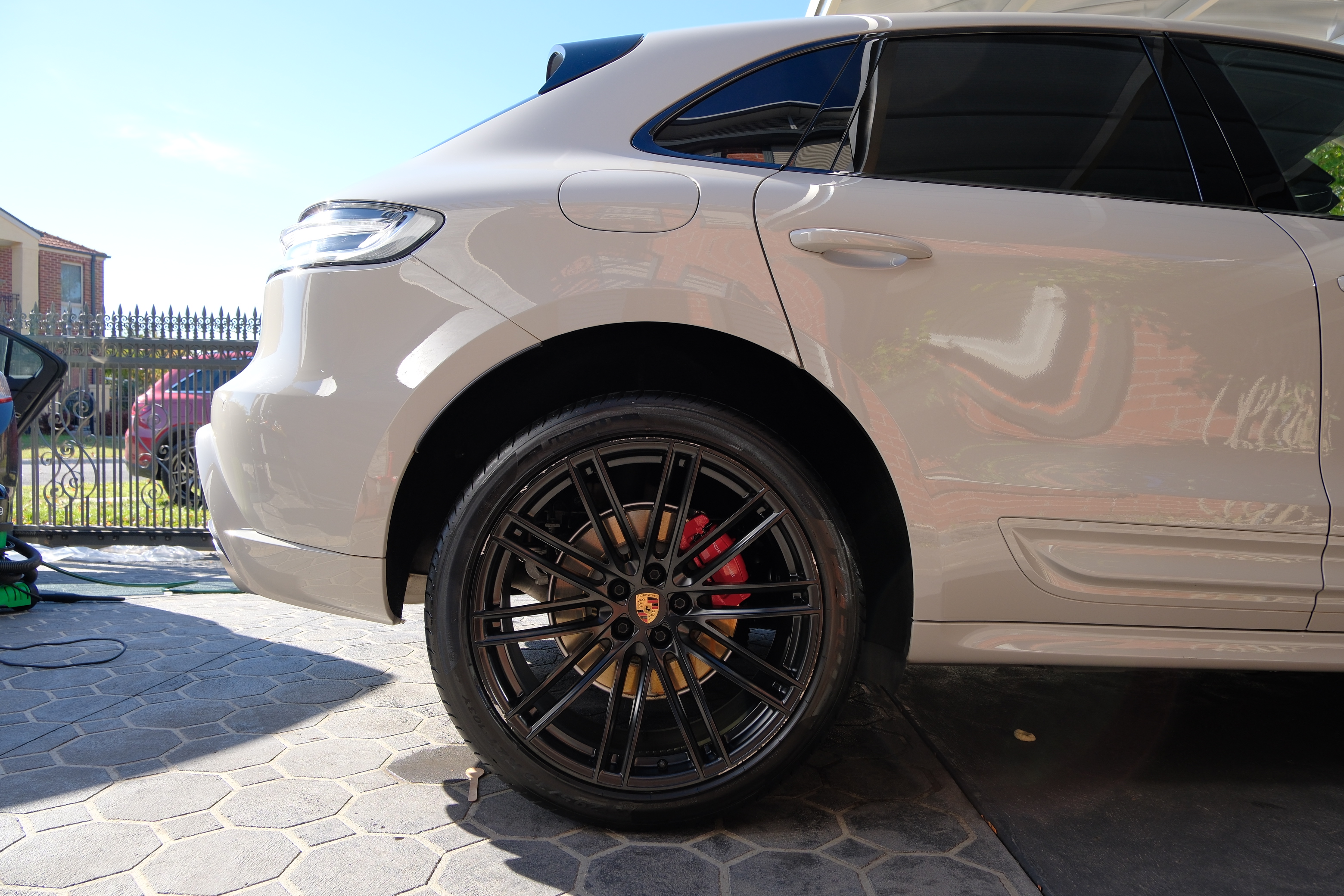 Porsche Macan S front wheel and side profile